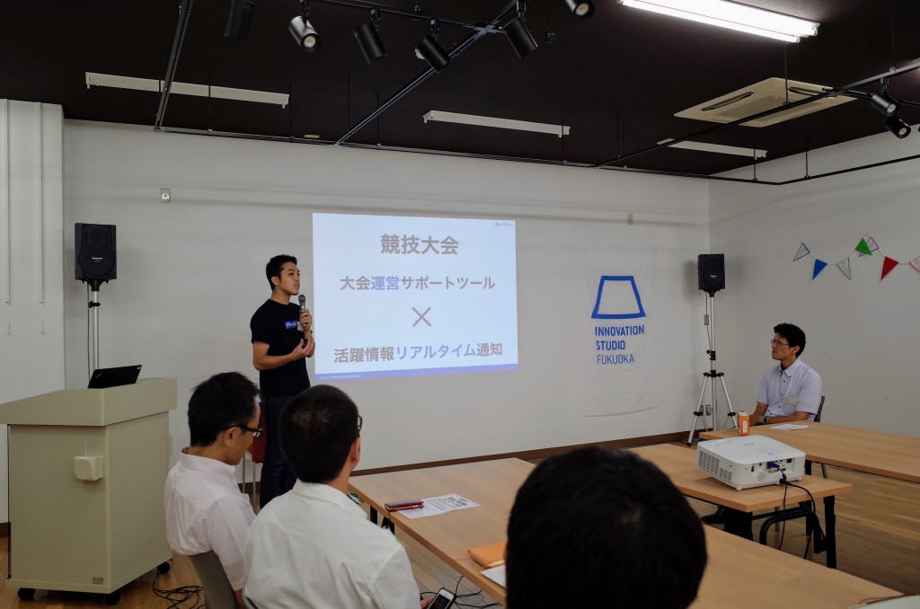 イノベーションスタジオ福岡プロジェクト報告会で発表する株式会社diffeasyの白石氏