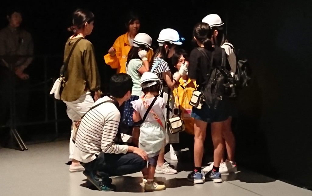 ラジオの周波数を合わせて防災情報を収集