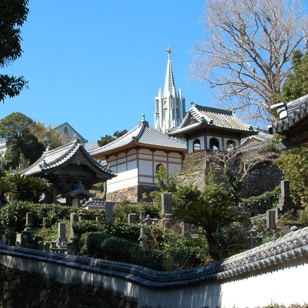 寺院と教会の見える風景(平戸市)