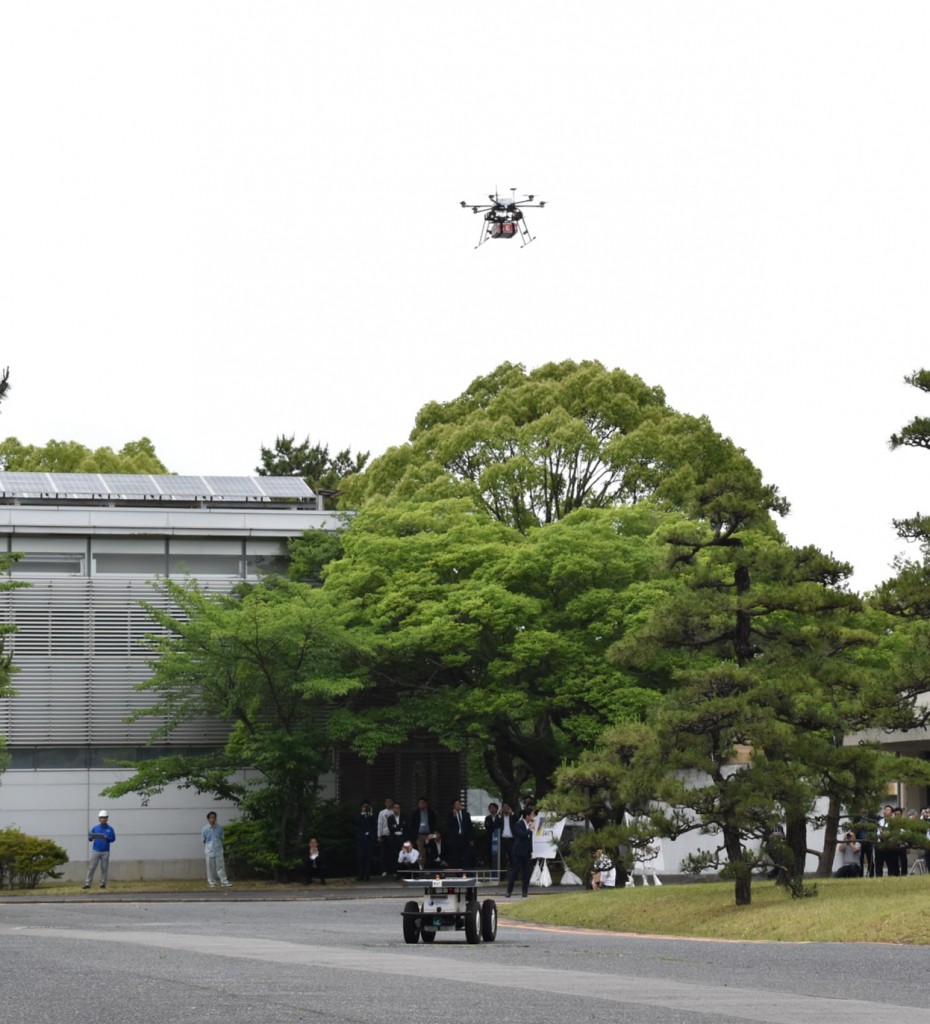 実証実験で、配送ロボットから飛び立ったドローン